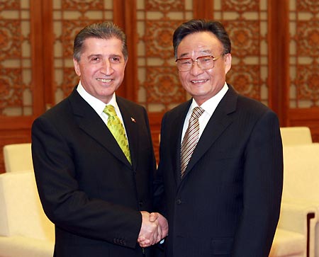 Wu Bangguo (R), chairman of the Standing Committee of the National People's Congress of China, meets with Speaker of the Grand National Assembly of Turkey Koksal Toptan at the Great Hall of the People in Beijing, capital of China, April 7, 2008. (Xinhua/Gao Jie)