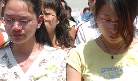  Students of Lanzhou University mourn during a silent tribute in Lanzhou, northwest China's Gansu Province, May 19, 2008. 