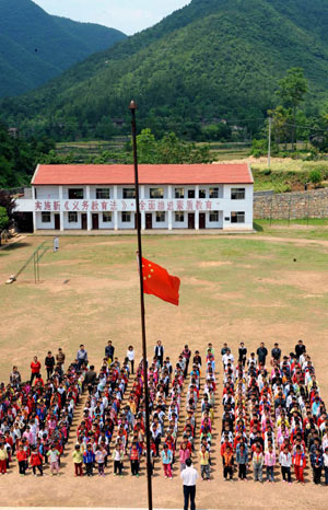 More than 500 teachers and pupils observe a three-minute silence for the quake victims, in front of the Chinese national flag flying at half mast at Xiaoyan Town Primary School in Xiaoyan Town of Nanzhang County, central China's Hubei Province, May 19, 2008. 