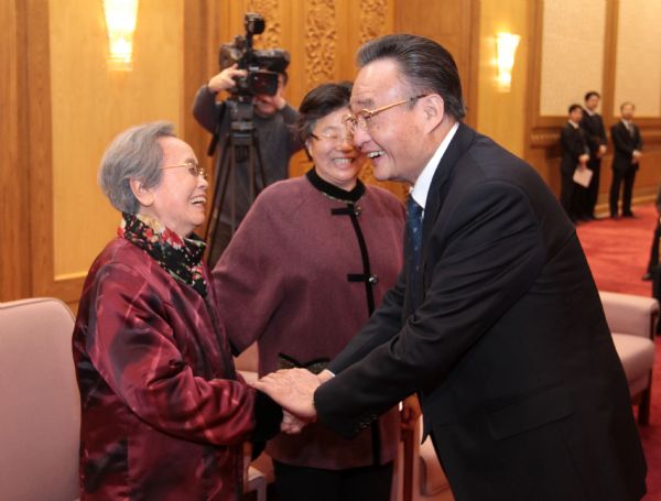 Wu Bangguo (R, front), chairman of the Standing Committee of China's National People's Congress, talks with relatives of former Deputy Defense Minister and Lieutenant General Liao Hansheng, at a symposium to commemorate the 100th anniversary of the birth of Liao Hansheng, in Beijing, capital of China, Nov. 14, 2011. (Xinhua/Pang Xinglei) (zgp) 