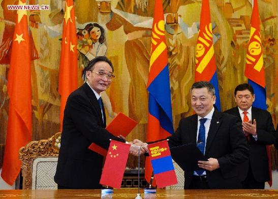 Wu Bangguo(L), chairman of the Standing Committee of the National People's Congress of China, shakes hands with Zandaakhuu Enkhbold, chairman of the Mongolian State Great Hural (parliament), after signing a cooperation memorandum in Ulan Bator, Mongolia, Jan. 30, 2013. (Xinhua/Jiang Kehong) 