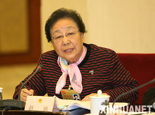 12月24日，十届全国人大常委会第三十一次会议分组审议香港特别行政区行政长官曾荫权向全国人大常委会提交的《关于香港特别行政区政制发展咨询情况及2012年行政长官和立法会产生办法是否需要修改的报告》。这是赵地发言。