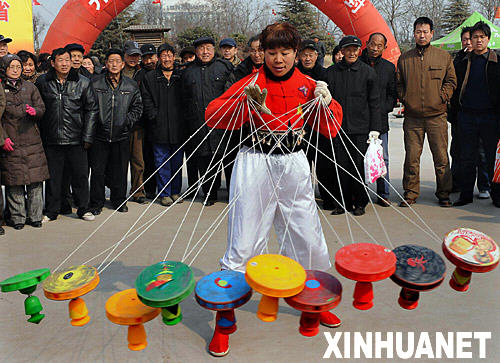 2月16日，一位參賽者在展示一人抖10個空竹的絕技。