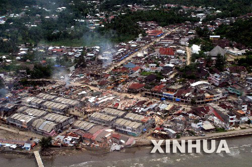 这张3月29日从空中拍摄的照片显示，印度尼西亚尼亚斯岛上的许多建筑在地震中倒塌。