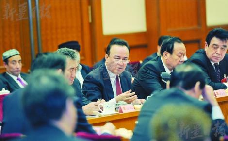 3月11日，新疆代表团分组审议慈善法草案。  □本报记者卢民一摄