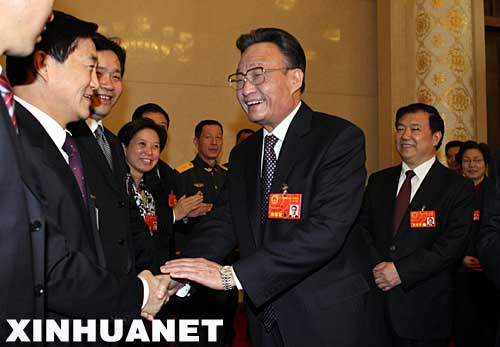 3月5日，中共中央政治局常委、十届全国人大常委会委员长吴邦国参加十一届全国人大一次会议安徽代表团的审议。 