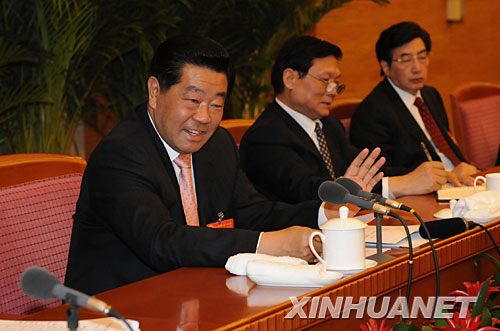 3月5日，中共中央政治局常委、全国政协十一届一次会议主席团会议主持人贾庆林参加十一届全国人大一次会议北京代表团的审议。 新华社记者李学仁摄 