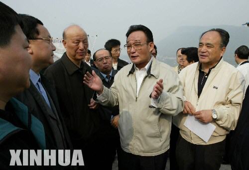吴邦国在三峡库区考察1