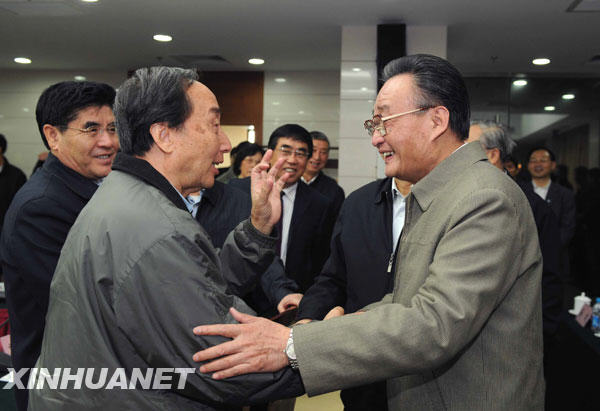 这是吴邦国与中国工程院院士亲切握手。