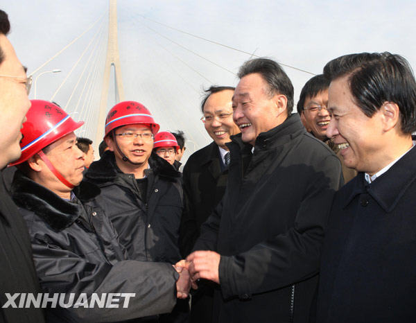 这是1月15日，吴邦国察看世界第一斜拉桥——苏通长江公路大桥时，亲切慰问参加工程建设的职工。