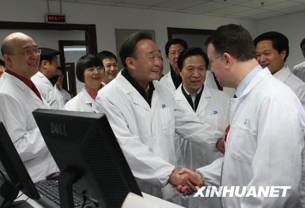 这是1月16日，吴邦国在苏州药明康德公司，看望在这里工作的中外科技人员，了解公司研发情况。