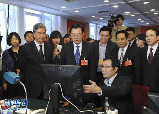 （两会·新华网）（2）张德江亲切看望参加人大会议报道的新闻工作者