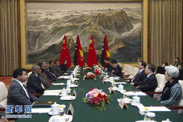 （XHDW）张德江与巴布亚新几内亚议长祖伦诺克举行会谈