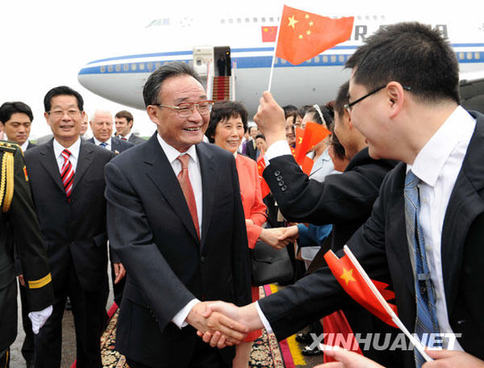  5月13日，中国全国人大常委会委员长吴邦国乘专机抵达莫斯科，开始对俄罗斯进行正式友好访问。