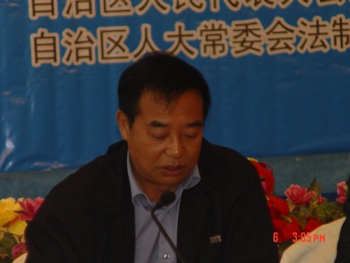 自治区人大常委会法制工作委员会主任陈胜利主持签约仪式 (南海生
