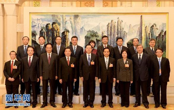 （两会·新华网）（1）张德江亲切看望参加人大会议报道的新闻工作者