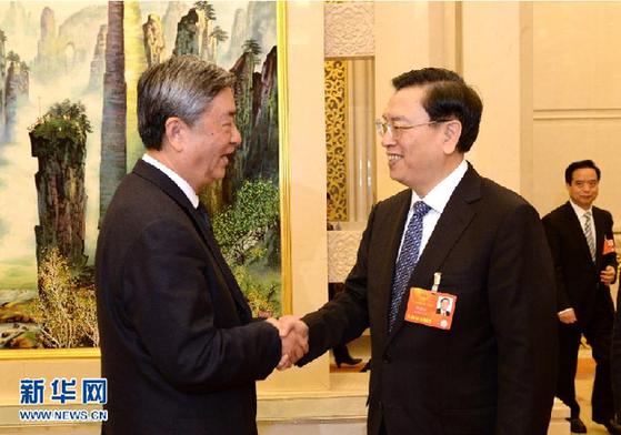 （两会·新华网）（3）张德江亲切看望参加人大会议报道的新闻工作者