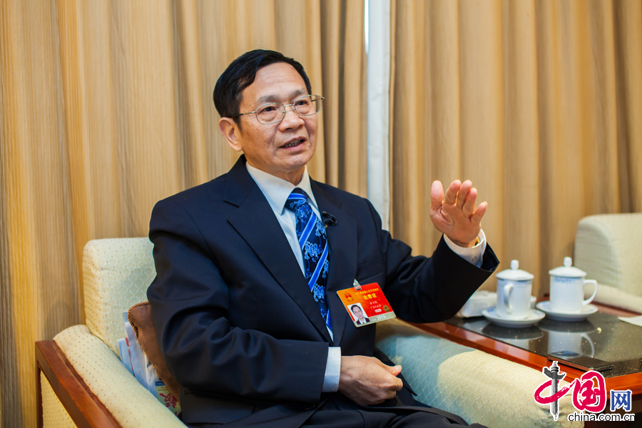 3月11日，全国人大代表、宝钢集团韶关钢铁公司原党委书记余子权接受了记者的采访。 中国网记者 郑亮摄影