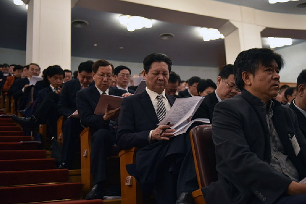 代表在阅读政府工作报告。人民网记者 李毓涵 摄