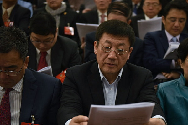 代表在阅读政府工作报告。人民网记者 李毓涵 摄