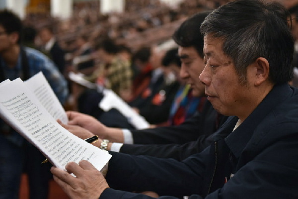 代表在阅读政府工作报告。人民网记者 李毓涵 摄