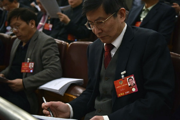 代表在阅读政府工作报告。人民网记者 李毓涵 摄