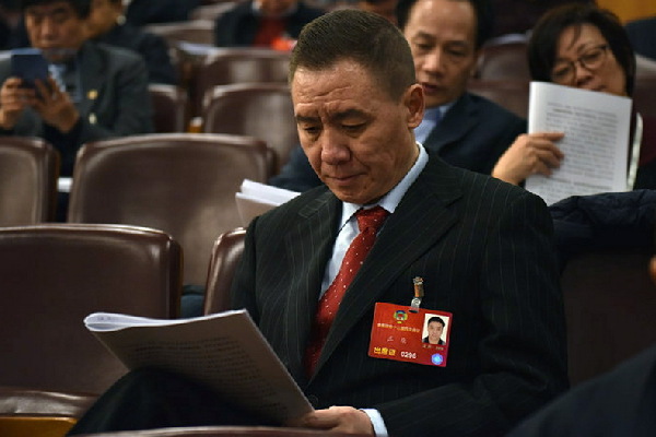 代表在阅读政府工作报告。人民网记者 李毓涵 摄