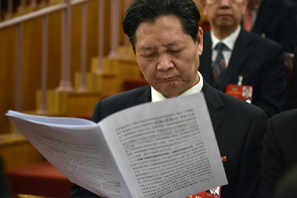 代表在阅读政府工作报告。人民网记者 李毓涵 摄