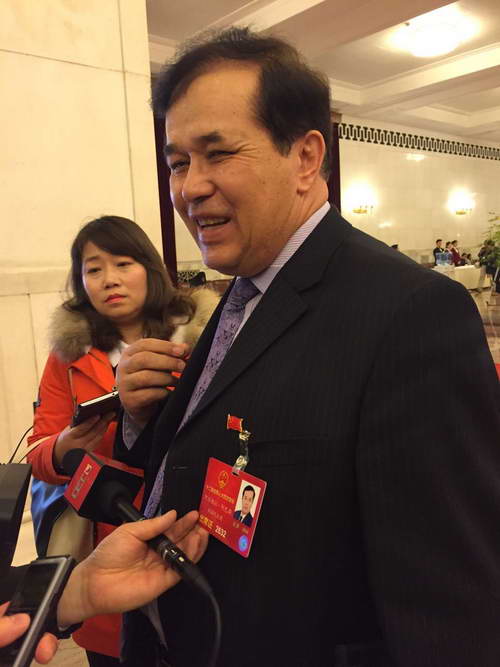 全国人大代表、新疆大学生命科学与技术学院教授、博士生导师阿不都拉·阿巴斯说，今年的政府工作报告一个很明显的亮点是内容很详细，“都说到点子上了”。
