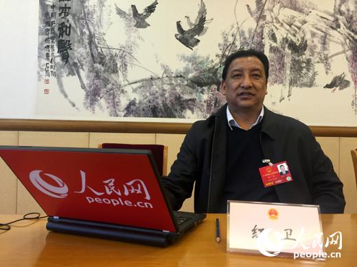 全国人大代表、西藏自治区旅游发展委员会副主任红卫。（人民网记者 史江民 摄影）