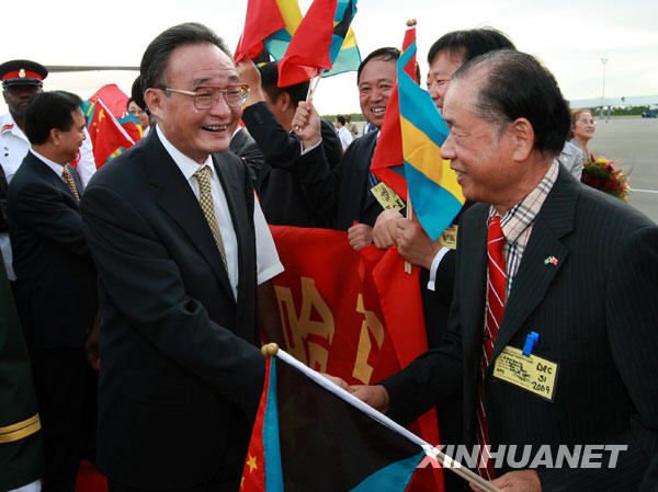 这是在拿骚林登·平德林国际机场，吴邦国与前来迎接者亲切握手。