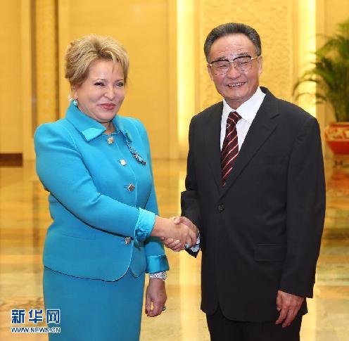 （时政）吴邦国与俄罗斯联邦委员会主席举行会谈