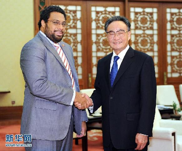 （时政）吴邦国会见汤加客人