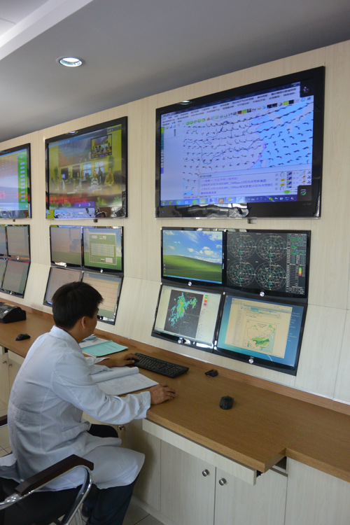 齐齐哈尔市气象局工程师通过雷达等探空设施开展天气预报。人民日报记者 徐隽摄