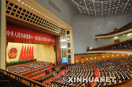 3月15日，十一届全国人大一次会议在北京人民大会堂举行第五次全体会议，选举第十一届全国人民代表大会常务委员会委员长、副委员长、秘书长；选举第十一届全国人民代表大会常务委员会委员；选举中华人民共和国主席、副主席；选举中华人民共和国中央军事委员会主席。这是大会会场。 新华社记者 杨宗友 摄 