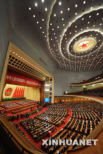 3月15日，十一届全国人大一次会议在北京人民大会堂举行第五次全体会议，选举第十一届全国人民代表大会常务委员会委员长、副委员长、秘书长；选举第十一届全国人民代表大会常务委员会委员；选举中华人民共和国主席、副主席；选举中华人民共和国中央军事委员会主席。这是大会会场。 新华社记者 杨宗友 摄 