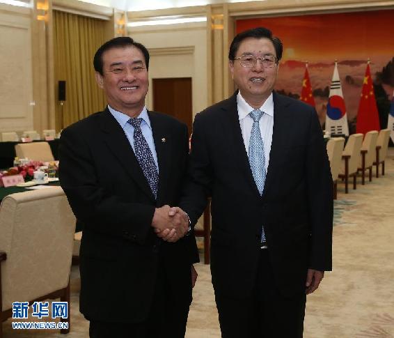 （时政）张德江与韩国国会议长姜昌熙举行会谈 