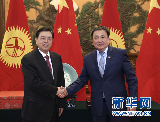 5月6日，全国人大常委会委员长张德江在北京人民大会堂与吉尔吉斯斯坦议长叶延别科夫举行会谈。 新华社记者 庞兴雷 摄