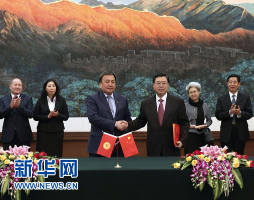 这是会谈后，张德江和叶延别科夫共同签署《中国全国人大与吉尔吉斯斯坦议会合作备忘录》。新华社记者 庞兴雷 摄