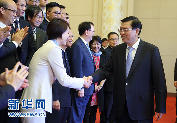 7月24日，中共中央政治局常委、全国人大常委会委员长张德江在北京人民大会堂会见以李慧琼主席为团长的香港民主建港协进联盟访京团。新华社记者 鞠鹏 摄