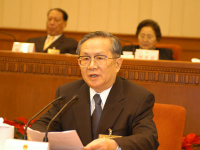 全国人大常委会代表资格审查委员会主任委员何椿霖作关于个别代表的