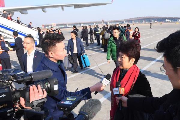 （两会）四川代表团抵达北京