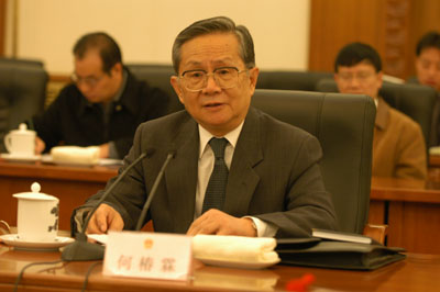 全国人大内务司法委员会主任委员何椿霖主持会议
