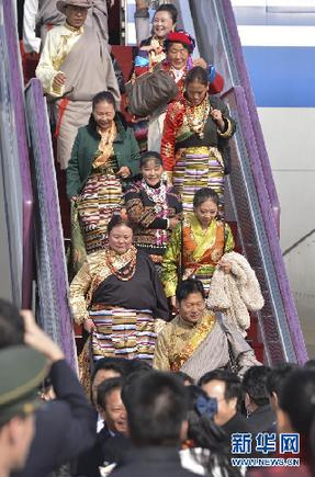 （十八大）（4）出席十八大的西藏代表团抵京