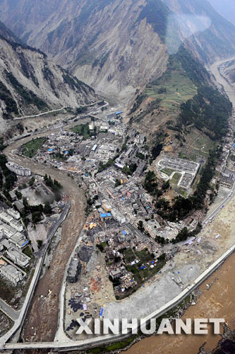 这是5月14日航拍的地震后汶川县映秀镇。 新华社记者陈凯摄 
