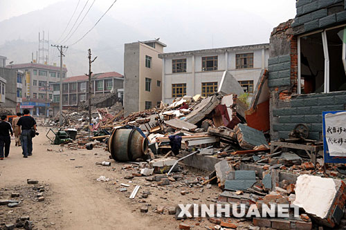 这是北川县陈家坝镇倒塌的房屋（5月17日）。 当日，记者在汶川地震重灾区北川县的陈家坝镇采访时了解到，地震造成了大部分房屋倒塌损坏，还引发了山体滑坡掩埋了许多房屋。目前该镇灾民已撤离到安全地带。