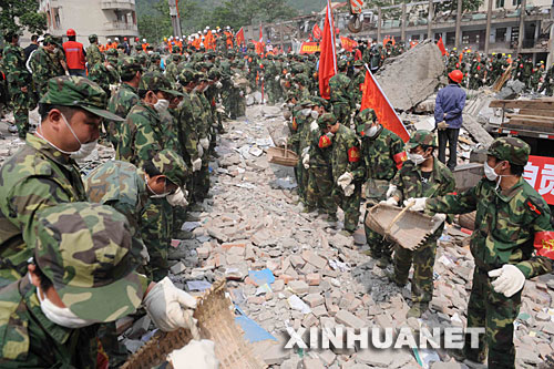 5月16日，子弟兵在北川中学抢险救援。当日，解放军、武警官兵和民兵预备役部队在汶川地震重灾区北川县继续开展抢险救援工作。 新华社记者 杨世尧摄 