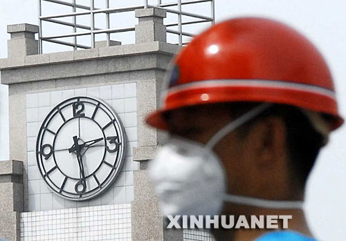 在四川省绵竹市汉旺镇拍摄的钟楼，钟表指针定格在14时28分（5月18日摄）。 国务院发布公告，决定5月19日至21日为全国哀悼日。5月19日14时28分起，全国人民默哀3分钟，届时汽车、火车、舰船鸣笛，防空警报鸣响。