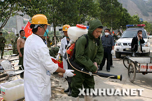 5月18日，一名卫生防疫人员在四川省北川县街头进行喷洒消毒，预防灾后疫情发生。 新华社记者 袁满摄 