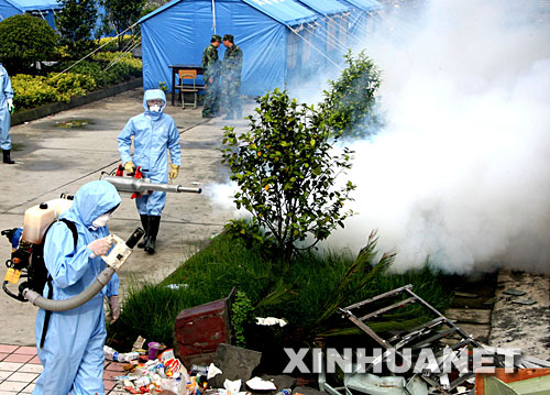 5月18日，中国人民解放军军事医学科学院抗震救灾防疫队队员在重灾区四川省汶川县映秀镇全面开展消毒防疫工作，防止灾后疫情发生。 新华社特约记者 赵建伟摄 